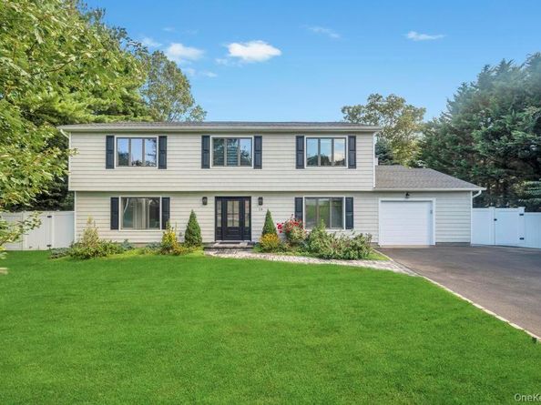 18 Stonehurst Lane, Dix Hills NY 11746