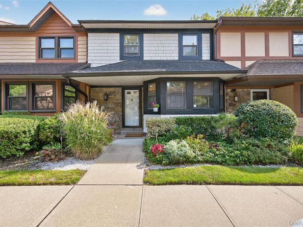 12 Hampton Way, Woodbury NY 11797