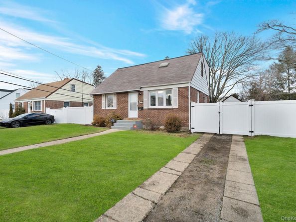 37 9th Street, Hicksville NY 11801