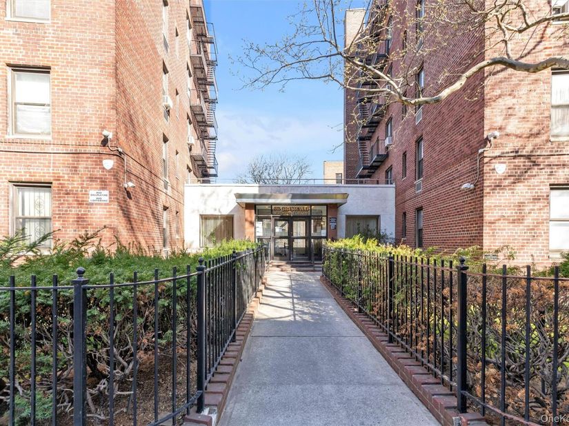 141-05 Pershing Crescent 202, Briarwood NY 11432