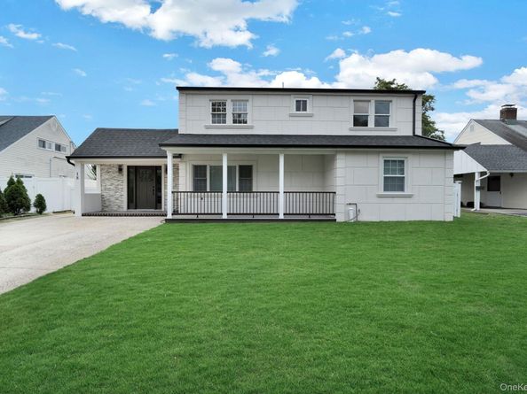 18 Mist Lane, Westbury NY 11590