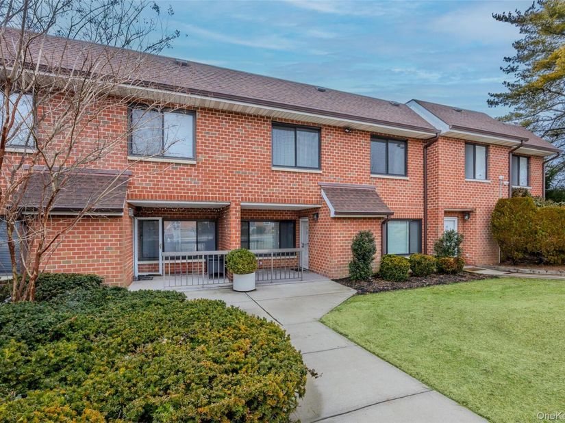 99 S Park Avenue 28, Rockville Centre NY 11570