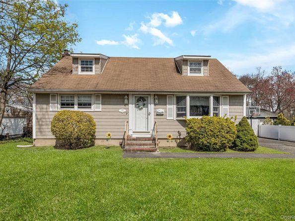 384 S 11th Street, Lindenhurst NY 11757