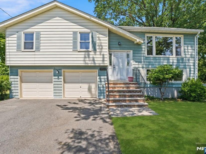 11 Ray Avenue, Leonia NJ 07605