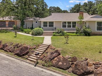 425  Oakhill Drive 
