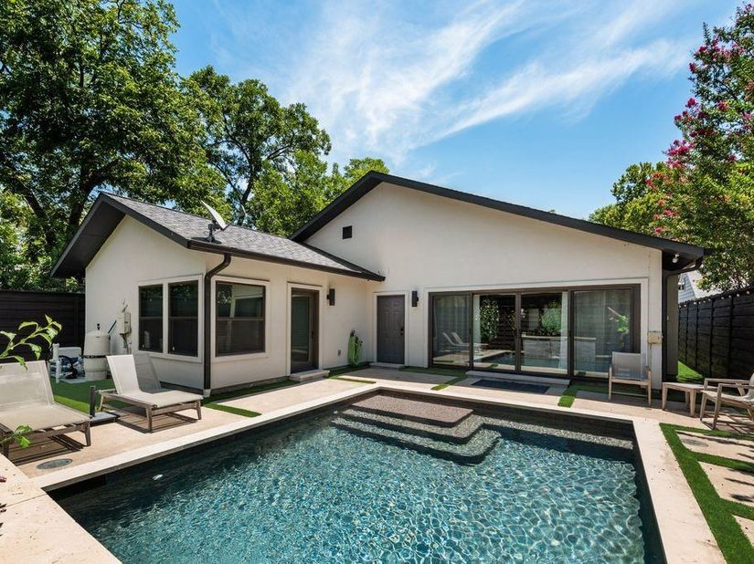 8715  Forest Hills Boulevard , Dallas Texas 75218