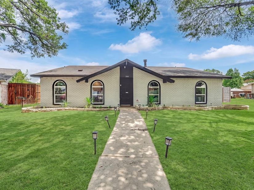 3301  Excalibur Circle , Garland Texas 75044