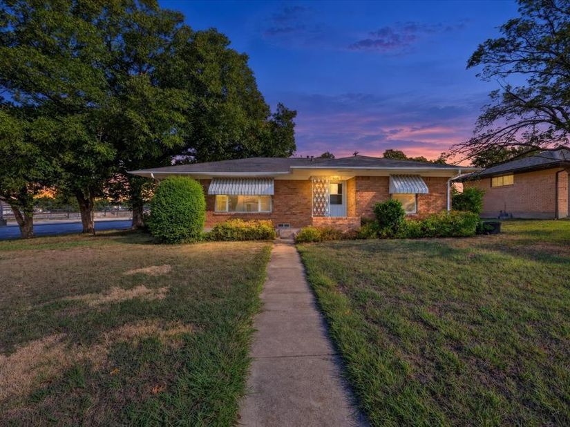 301  Hillcrest Avenue , Richardson Texas 75081