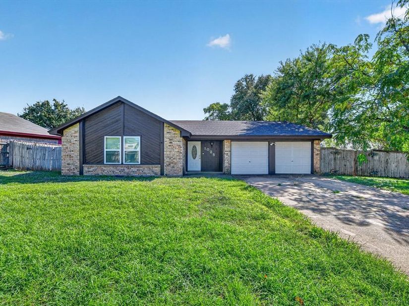 1025  Fox River Lane , Fort Worth Texas 76120