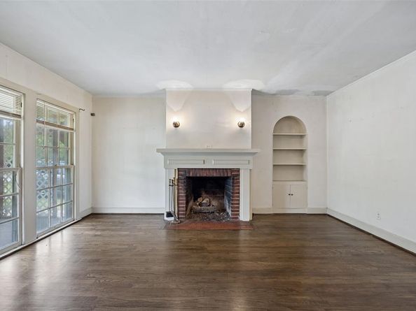 106 N Briscoe Boulevard , Dallas Texas 75211