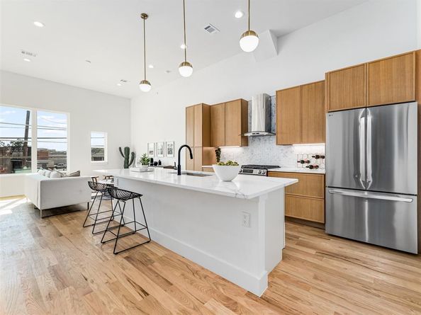 2080  Kelly Avenue  105, Dallas Texas 75215