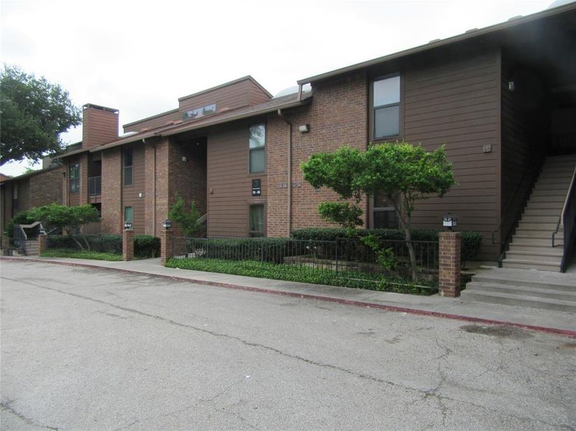 7522  Holly Hill Drive  18, Dallas Texas 75231