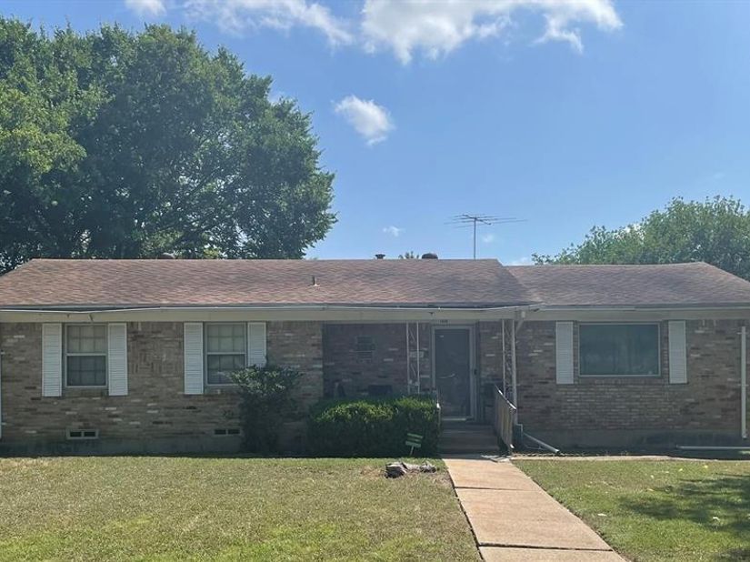 1838  Oak Hill Circle , Dallas Texas 75217