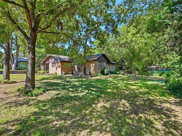 620 W College Street , Grapevine Texas 76051