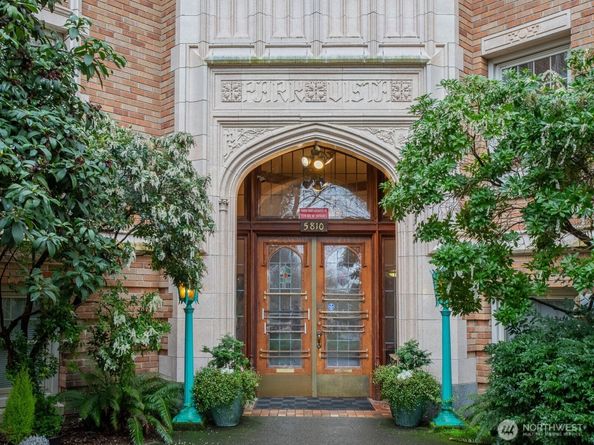 5810 NE Cowen Place 305, Seattle WA 98105