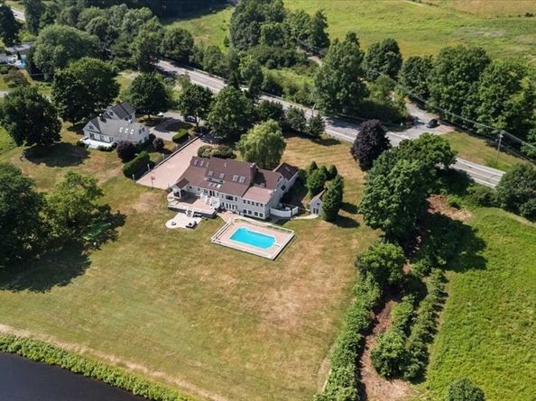 6 Lynbrook Road, Southborough MA 01772