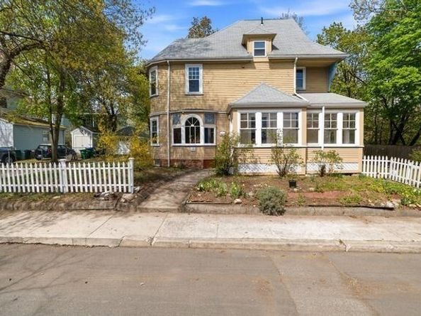 10 Oak Bluff St, Medford MA 02155