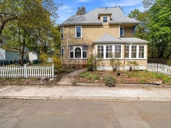 10 Oak Bluff St