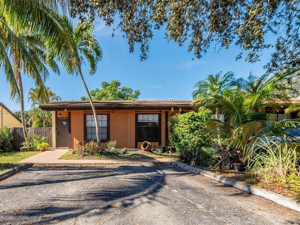 2350 Pecan Ct, Pembroke Pines FL 33026