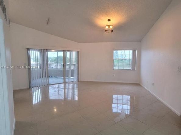 2881 N Oakland Forest Dr 309, Oakland Park FL 33309