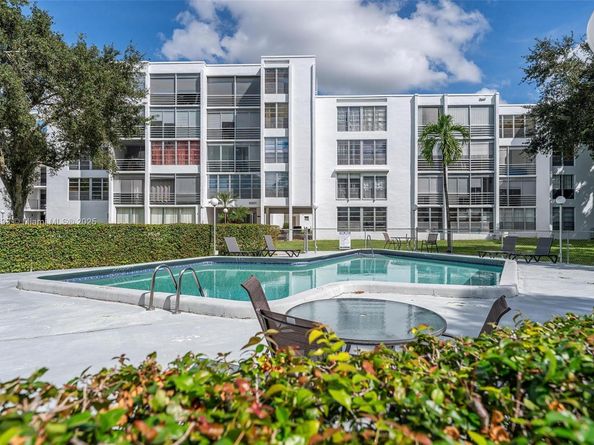 6923 Cypress Rd C12, Plantation FL 33317