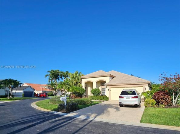 2540 Egret Lake Dr, Green Acres FL 33413