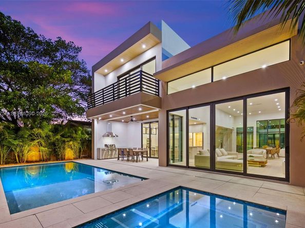 290 NW 48th St, Miami FL 33127