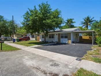 1657 SW 44th Ave