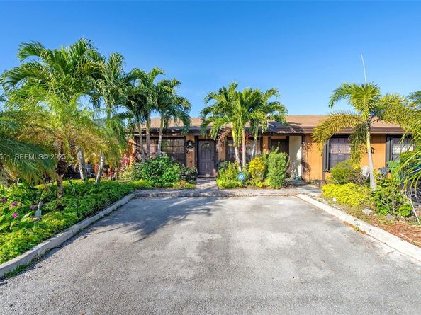 2340 Evergreen Ct, Pembroke Pines FL 33026