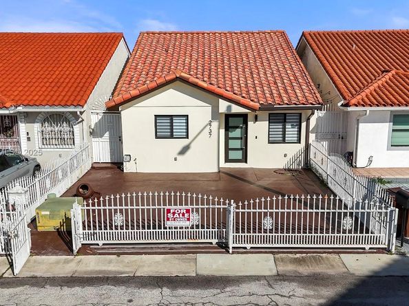 2737 W 55th Pl, Hialeah FL 33016