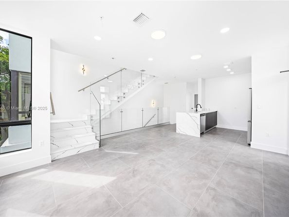 526 SW 2nd St 1, Miami FL 33130