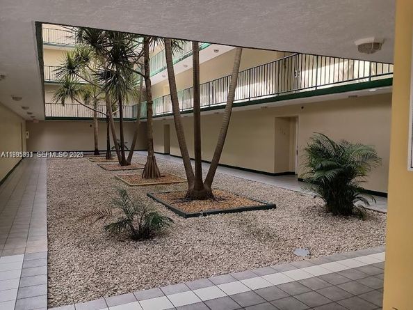 8321 NW 7th St 1307, Miami FL 33126