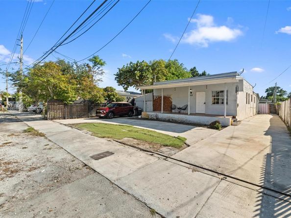 2262 NW 4th St, Miami FL 33125