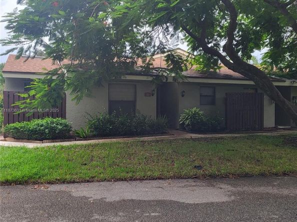 33 Meadows Dr, Boynton Beach FL 33436