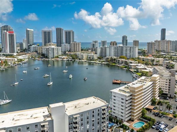 427 Golden Isles Dr 11H, Hallandale Beach FL 33009