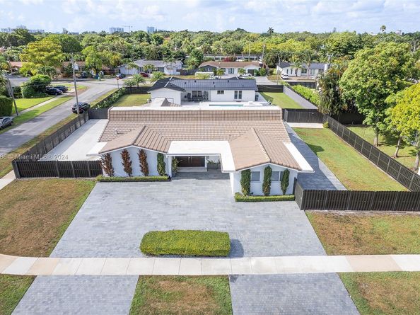 2120 NE 204th St, Miami FL 33179