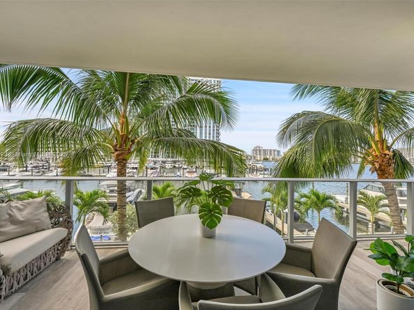 17111 Biscayne Blvd 207, North Miami Beach FL 33160