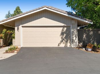 90 Rolling Green Cir