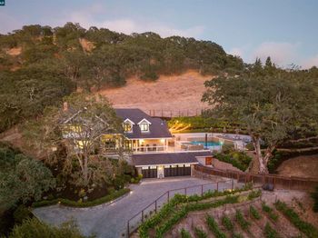 330 Twin Peaks Ln