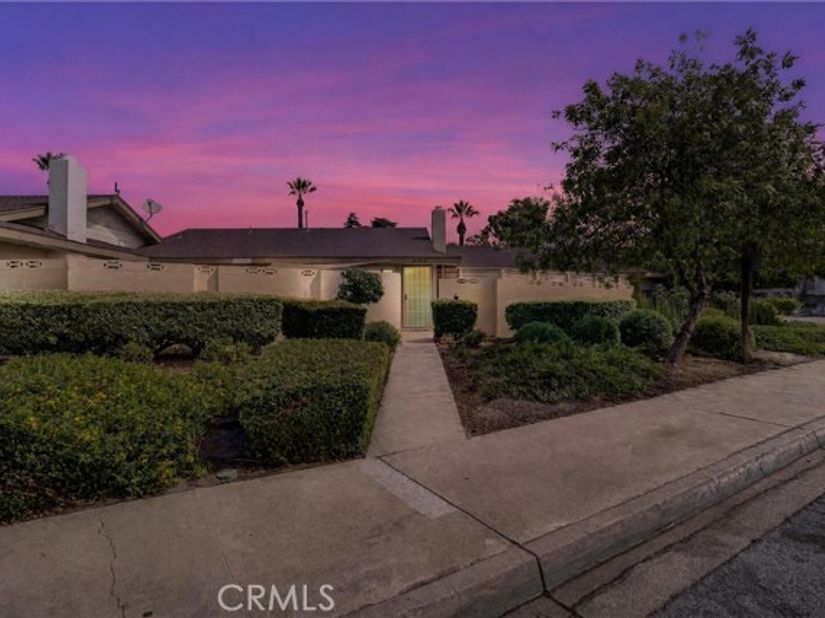 679 S Indian Hill B, Claremont CA 91711