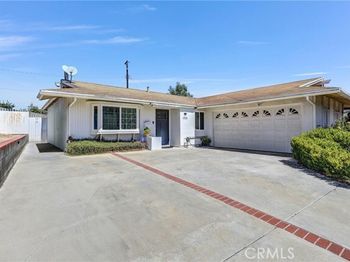 3426 S Hedgerow