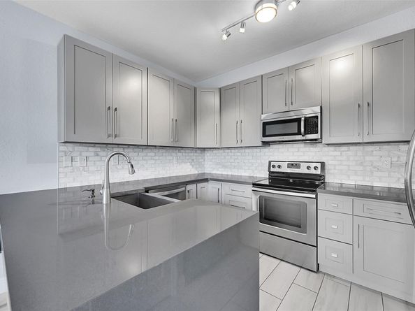 150 Jacaranda Country Club Dr 200, Plantation FL 33324