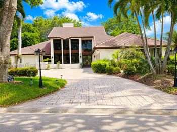 10258 Vestal Manor
