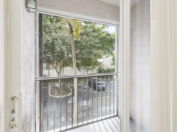 6384 W Sample Rd 6384, Coral Springs FL 33067