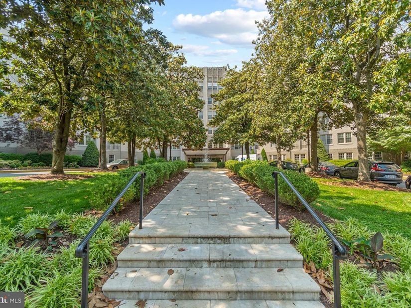 2737 Devonshire Place NW 26, Washington DC 20008