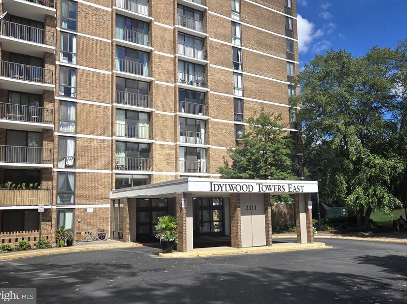 2311 Pimmit Drive 304, Falls Church VA 22043