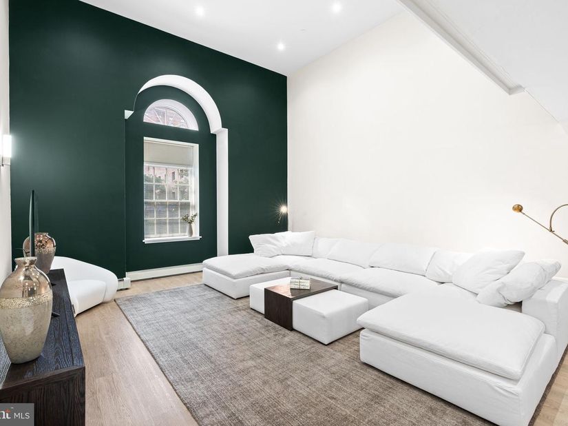 211 S 4TH Street 104, Philadelphia PA 19106
