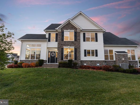 26 Hillyer Lane, Newtown PA 18940