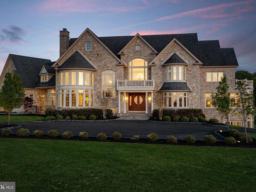 10 Stonebridge Crossing Road, Newtown PA 18940