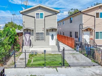 1639 1639 1/2 E 109th